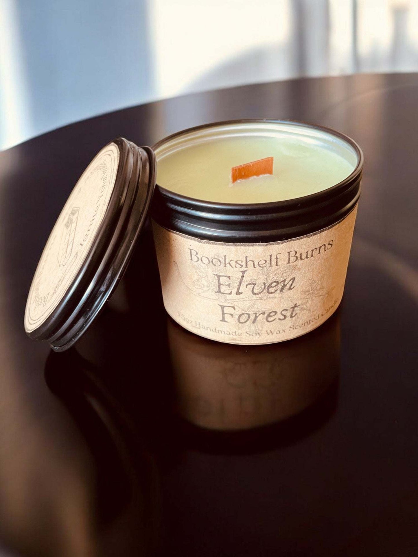 Hand-poured scented candle in tin, inspired by classic literature, ideal for creating a cozy atmosphere.